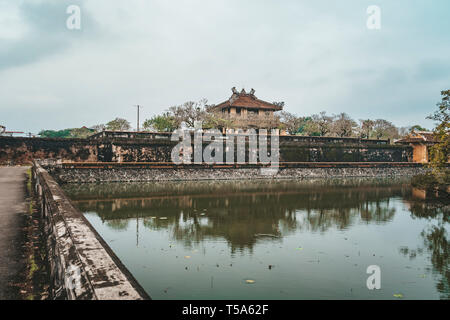 Piscina di acqua all'interno del Royal Citadel, tonalità, Vietnam. Laghetto di fronte al Palazzo Imperiale. Antica architettura asiatica. Luoghi storici del Vietnam. Foto Stock