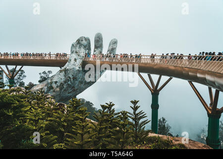 Danang, Vietnam - Gennaio 07, 2019: vista nella nebbia del Golden Bridge su Ba Na Hills di Da Nang sul giorno di pioggia. Foto Stock