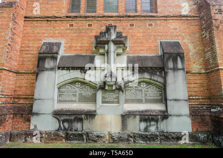 La tomba di memoria della seconda e di sua moglie, la terza e la quarta vescovi di Grafton nella parte posteriore della Chiesa Cattedrale di Cristo Re nella zona centrale di Graf Foto Stock