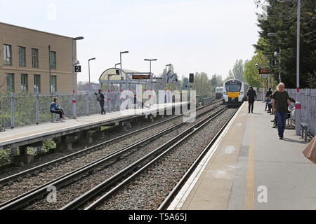 Un treno Thameslink arriva alla stazione di Catford, Londra Sud, Regno Unito su un pomeriggio d'estate. Foto Stock