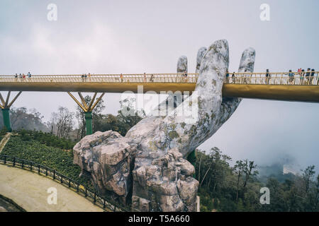 Danang , il Vietnam - Gennaio 07, 2019: vista nella nebbia del Golden Bridge su Ba Na Hills di Da Nang sul giorno di pioggia. Foto Stock