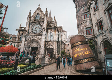 I turisti è il viaggio al villaggio francese sulle colline di Bana in Danang, Vietnam - 07 gennaio 2019 Foto Stock