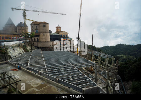 La costruzione del castello villaggio francese sulle colline di Bana in Danang, Vietnam. Foto Stock