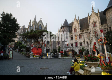 I turisti è il viaggio al villaggio francese su Ba na colline a Danang, Vietnam. Foto Stock