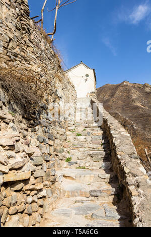 Chuandixia, una piccola scala in un vicolo di questa antica dinastia Ming villaggio nei pressi di Pechino, nella provincia di Hebei, Cina Foto Stock