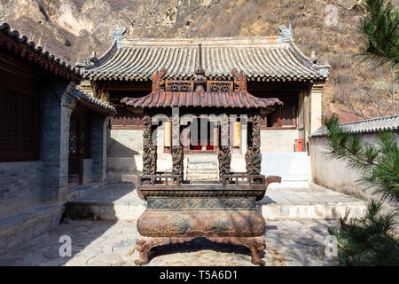 Chuandixia, nella provincia di Hebei, Cina: il cortile interno del tempio Guandi in questa antica dinastia Ming villaggio non lontano da Pechino Foto Stock