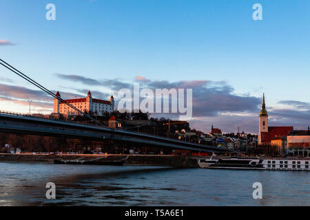 Bratislava, Slovacchia: San Martino la cattedrale e il castello al tramonto visto da attraverso il fiume Danubio Foto Stock