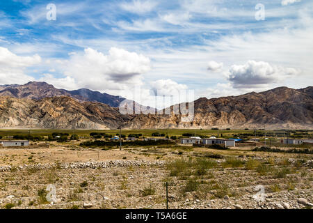 Xinjiang, Cina: villaggi locali e le montagne sull'altopiano del Pamir lungo la Karakoram Highway, vicino a Tashkurgan. Il collegamento di Kashgar e il Pakistan Borde Foto Stock