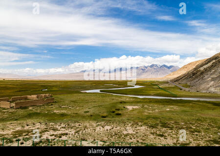 Tagharma un deck di visualizzazione panoramica sull altopiano del Pamir, ai piedi del Muztagh Ata, Cina. Questa zona umida è un paradiso degli uccelli lungo la famosa strada del Karakorum Foto Stock