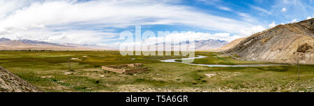 Tagharma un deck di visualizzazione panoramica sull altopiano del Pamir, ai piedi del Muztagh Ata, Cina. Questa zona umida è un paradiso degli uccelli lungo la famosa strada del Karakorum Foto Stock