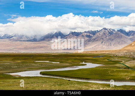 Tagharma un deck di visualizzazione panoramica sull altopiano del Pamir, ai piedi del Muztagh Ata, Cina. Questa zona umida è un paradiso degli uccelli lungo la famosa strada del Karakorum Foto Stock