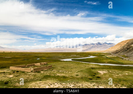 Tagharma un deck di visualizzazione panoramica sull altopiano del Pamir, ai piedi del Muztagh Ata, Cina. Questa zona umida è un paradiso degli uccelli lungo la famosa strada del Karakorum Foto Stock