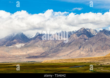 Muztagh Ata visto da Tagharma un deck di visualizzazione lungo la Karakoram Highway, Xinjiang, Cina. Questa zona umida è un paradiso degli uccelli sull'altopiano del Pamir. Karakorum Foto Stock