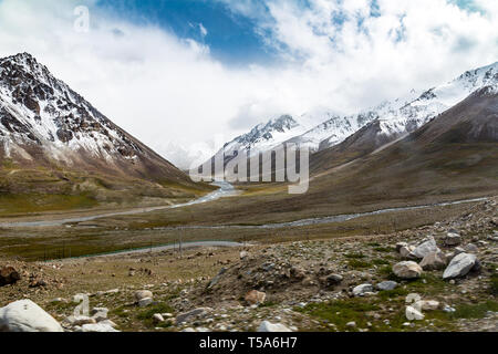 Xinjiang, Cina: a valle in Himalaya sull'altopiano del Pamir lungo la Karakoram Highway, appena prima di raggiungere il confine pakistano. Karakorum alta Foto Stock