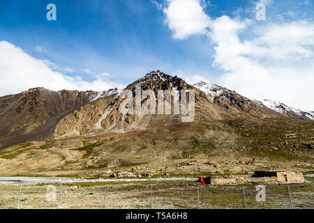 Xinjiang, Cina: Himalaya sull'altopiano del Pamir lungo la Karakoram Highway. Il collegamento di Kashgar al confine pakistano attraverso il Pamir, questa strada ha Foto Stock