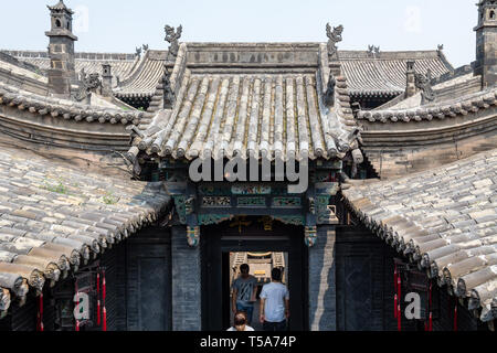 Agosto 2013 - Pingyao, nella provincia di Shanxi, Cina - tetti di tegole porta in uno dei cortili di Ri Sheng Chang, la più antica banca del mondo in Pingyao Anci Foto Stock