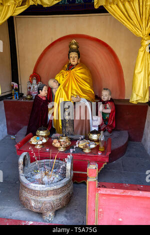 Mar 2014, Chuandixia, nella provincia di Hebei, Cina: l'interno di un piccolo santuario il taoismo non lontano dal tempio Guandi in Chuandixia, antica dinastia Ming v Foto Stock