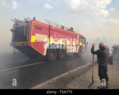 Un incendio del motore dalla Donegal airport è stato portato per aiutare a controllare un incendio gorse che mettere un certo numero di case a rischio il lunedì in Kincasslagh, Co. Donegal. Foto Stock