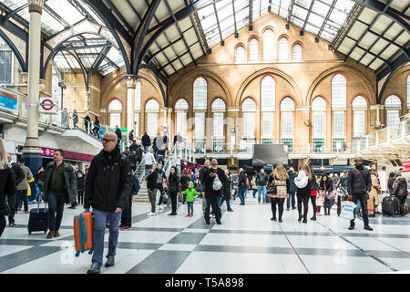 Il concourse occupato in Liverpool Street Station di Londra. Foto Stock