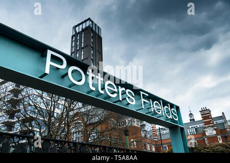 Il Cartello in metallo al di sopra di un ingresso a Potters Fields a Londra. Foto Stock