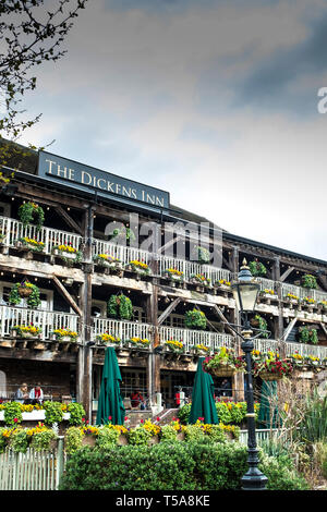 Il Dickens Inn in St Katherine Dock St Katherines Dock a Wapping a Londra. Foto Stock