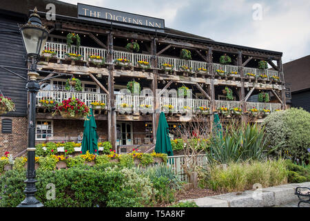 Il Dickens Inn in St Katherine Dock St Katherines Dock a Wapping a Londra. Foto Stock