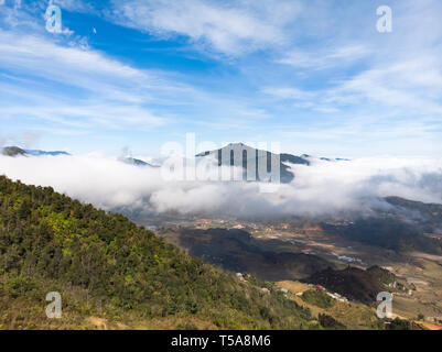 Il bellissimo panorama vista dall'alto di crescente golden risone in campo Tavan villaggio locale con fansipan mountain e cielo molto nuvoloso in background, Sapa, Laoca Foto Stock