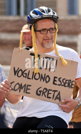 Uomo Barbuto, fake trecce come Greta Thunberg, tenendo un cartello in italiano. In essa si legge: "Ognuno vuole essere come Greta'. Roma, Italia - 19 Aprile 2019 Foto Stock