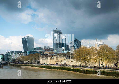 La Torre di Londra e iconico elevato aumento edifici per uffici in background. Foto Stock