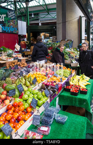 Frutta e verdura fresche in vendita nel mercato di Borough di Londra. Foto Stock