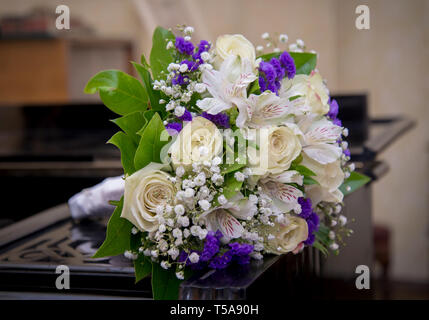 La sposa il bouquet di rose bianche e viola i garofani giacente sul piano closeup Foto Stock