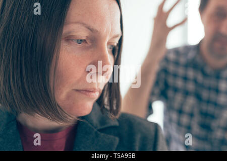 Il marito e la moglie sostenendo, uomo a urlare contro la donna nella controversia interna concept Foto Stock