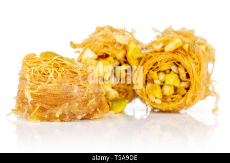 Gruppo di tre tutto il dolce tradizionale libanese pezzo baklava bird nest varietà isolati su sfondo bianco Foto Stock