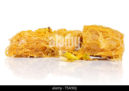 Gruppo di tre tutto il dolce baklava libanese pezzo bird nest varietà isolati su sfondo bianco Foto Stock