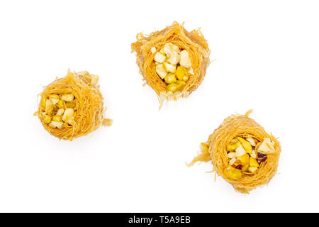 Gruppo di tre tutto il dolce baklava libanese pezzo bird nest varietà flatlay isolati su sfondo bianco Foto Stock