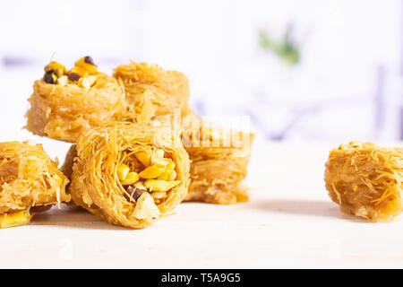 Il gruppo di sette tutta la dolce baklava libanese pezzo bird nest varietà in una cucina bianca Foto Stock