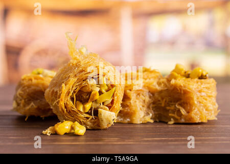 Il gruppo di cinque interi libanese dolce baklava pezzo bird nest varietà in un cantiere Foto Stock