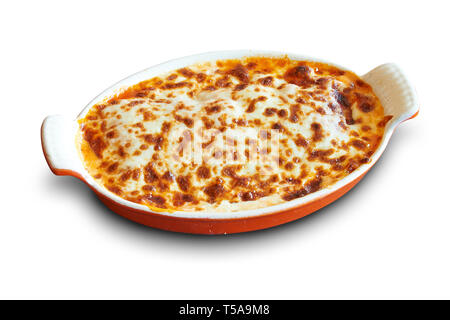 Freschi Fatti in casa lasagne italiane nel piatto isolato su bianco con tracciato di ritaglio Foto Stock