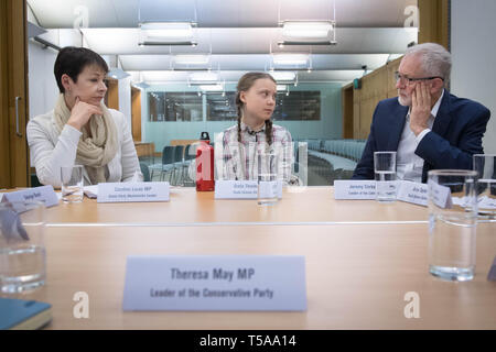 Clima svedese Greta acticist Thunberg incontra i leader del Regno Unito i partiti politici alla Camera dei Comuni di Westminster a Londra compresi Green leader del Partito Caroline Lucas (sinistra) e leader laburista Jeremy Corbyn (a destra), una sedia è stata riservata per Theresa Maggio, per discutere della necessità di cross-partito d'azione per affrontare la crisi climatica. Foto Stock