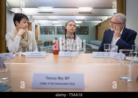 Clima svedese Greta acticist Thunberg incontra i leader del Regno Unito i partiti politici alla Camera dei Comuni di Westminster a Londra compresi Green leader del Partito Caroline Lucas (sinistra) e leader laburista Jeremy Corbyn (a destra), una sedia è stata riservata per Theresa Maggio, per discutere della necessità di cross-partito d'azione per affrontare la crisi climatica. Foto Stock