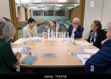 Clima svedese Greta acticist Thunberg incontra i leader del Regno Unito i partiti politici alla Camera dei Comuni di Westminster a Londra compresi Green leader del Partito Caroline Lucas (centro sinistra) e leader laburista Jeremy Corbyn (centro destra), una sedia è stata riservata per Theresa Maggio, per discutere della necessità di cross-partito d'azione per affrontare la crisi climatica. Foto Stock