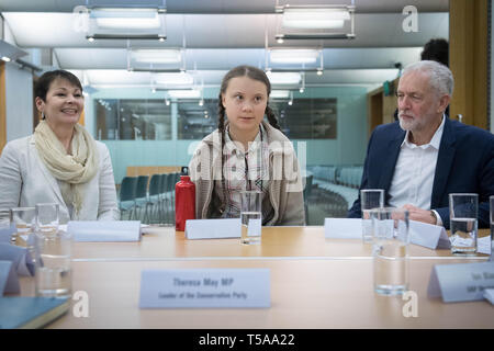 Clima svedese Greta acticist Thunberg incontra i leader del Regno Unito i partiti politici alla Camera dei Comuni di Westminster a Londra compresi Green leader del Partito Caroline Lucas (sinistra) e leader laburista Jeremy Corbyn (a destra), una sedia è stata riservata per Theresa Maggio, per discutere della necessità di cross-partito d'azione per affrontare la crisi climatica. Foto Stock