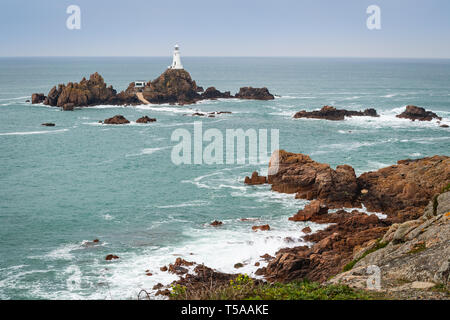 La Corbiere Lighthouse ad alta marea, Jersey, Isole del Canale Foto Stock