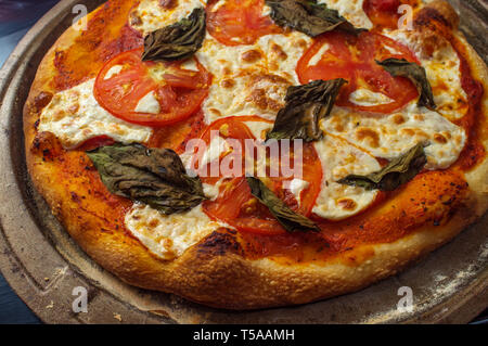 New York style pizza Margherita con mozzarella fresca e le foglie di basilico Foto Stock