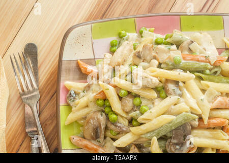 One-pot cremosa di pollo al marsala Pasta con funghi e piselli verdi Foto Stock