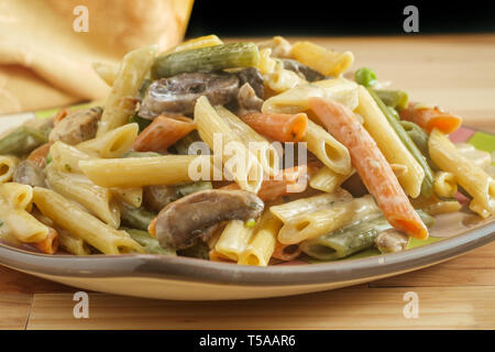 One-pot cremosa di pollo al marsala Pasta con funghi e piselli verdi Foto Stock