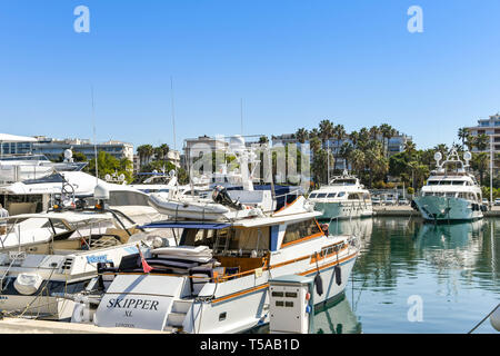 CANNES, Francia - Aprile 2019: barche ormeggiate nel porto Pierre Canto marina in Cannes. Foto Stock