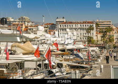 CANNES, Francia - Aprile 2019: superyacht legato fino al porto di Cannes. Foto Stock