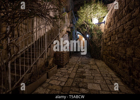 Vista notturna nel vicolo modi alla storica Vecchia Porta di Giaffa. Prese a Tel Aviv, Israele. Foto Stock