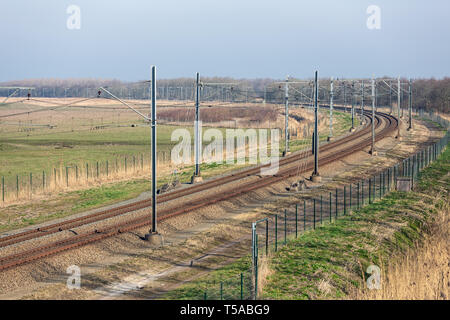 Stazione ferroviaria olandese attraverso il Parco Nazionale di Oostvaardersplassen vicino Almere e Lelystad Foto Stock